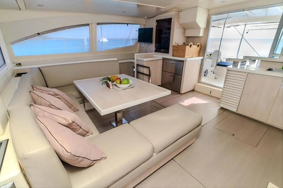 Catamarán Avalon One - Image 11